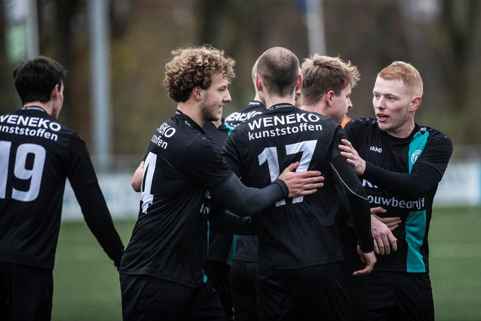 FC Dinxperlo juicht na de 3-0 van Daan Harbers.