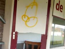Bierflesjes, vernielingen en condooms; vandalen houden huis op sportpark Jonge Kracht in Huissen: ‘Dit is echt ernstig’