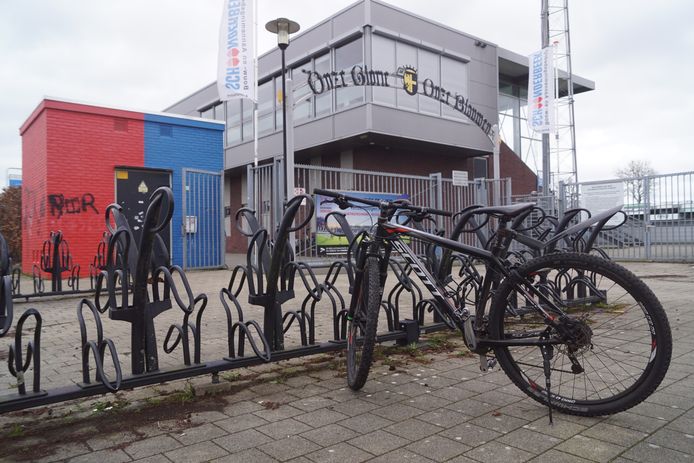 De sportclub vraagt bezoekers hun fietsen en andere rijwielen buiten het park te plaatsen.
