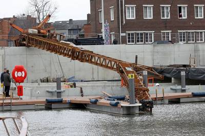 Bouwkraan aan Hasseltse Kanaalkom ligt plots in het water: “Door technische fout is hij gewoon omgevallen”