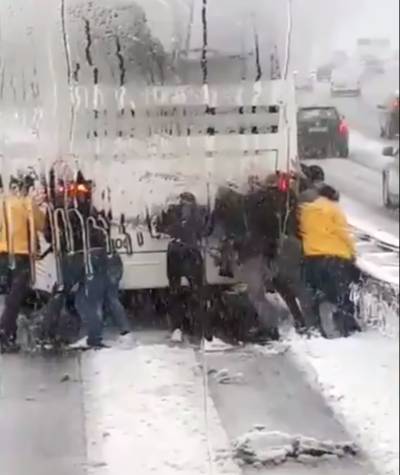 Vitesse-fans moeten eigen bus richting Kasteel duwen