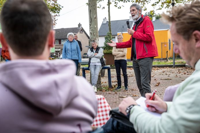Bij Krachtige Kernen in Steensel werden drie ideeën gepitcht. Arnold Romeijnders is aan het woord, wethouder Leon Kox  (rechts) schrijft mee.