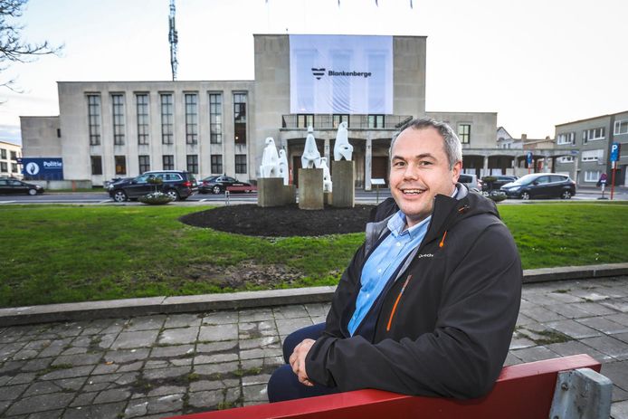 Raadslid Tanguy Veys aan het stadhuis. "Ik heb niet zes jaar hard gewerkt om ter plaatse te blijven trappelen."