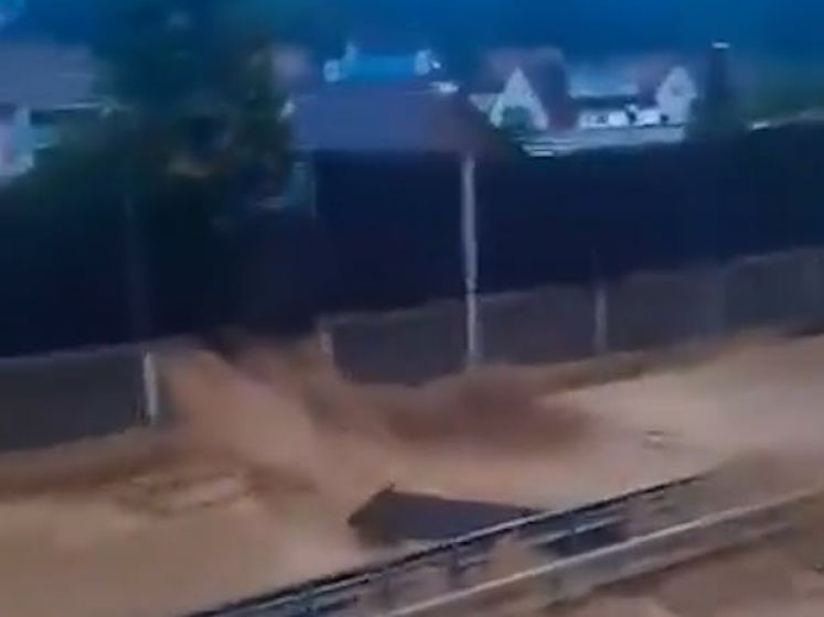 Water breekt door geluidswand langs weg in Duitsland