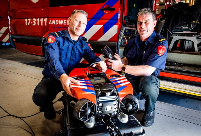 Daniël Boender (links) en Timo Baks: ,,Door de drone kunnen brandweerduikers veiliger werken.’’
