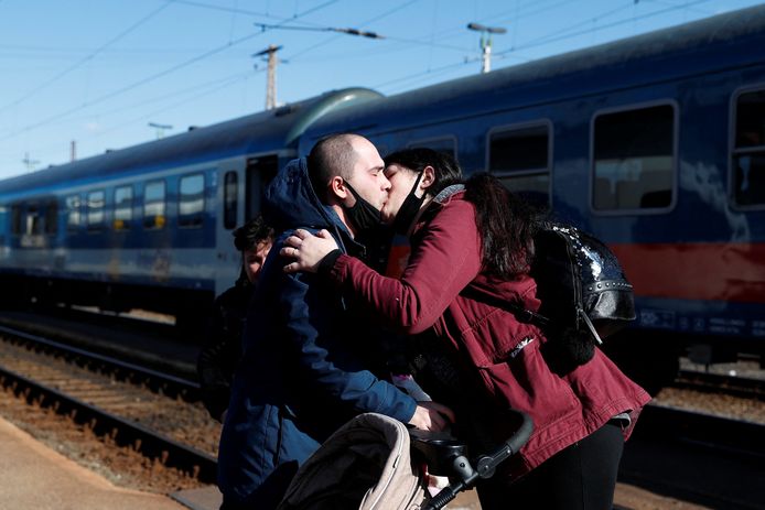 Een Oekraïens koppel in een treinstation in Zahony, Hongarije.