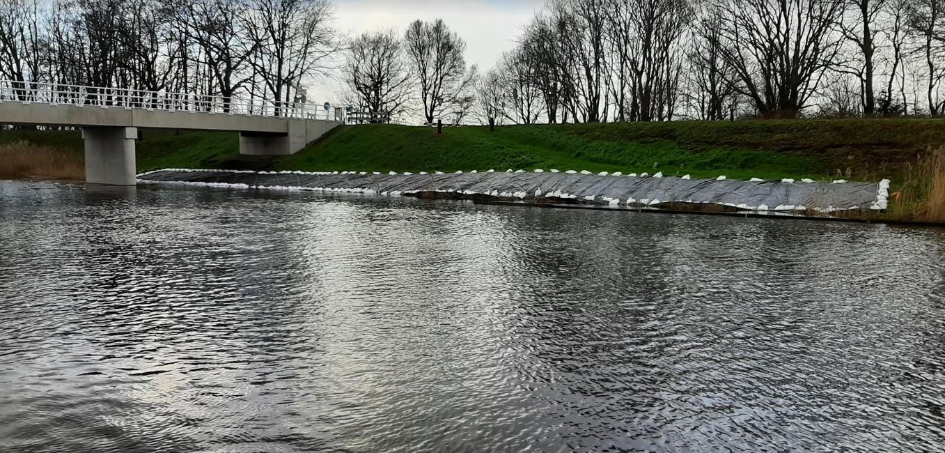 dijk-drongelens-kanaal-met-matten-en-zandzakken-verstevigd-foto-bd-nl