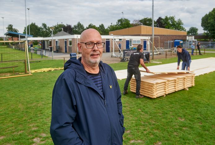 Jasper Loeffen is organisator van de festiviteiten rond het 75-jarig bestaan van voetbalclub Ulysses in Megen.
De feesttent wordt al opgebouwd.