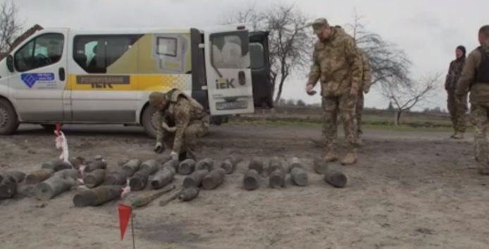 Het Oekraïense leger verzamelt achtergelaten bommen