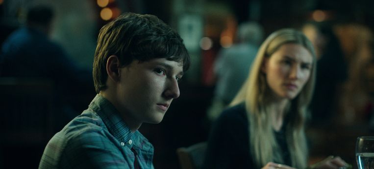 Anche i bambini, Jonah (Skylar Gartner) e Charlotte (Sofia Hoblitz), vedono le loro vite cambiare radicalmente nella serie.  Immagine di Netflix