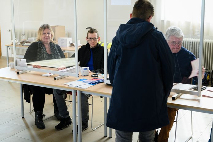 Arnold Deters (midden) op het stembureau in Neede