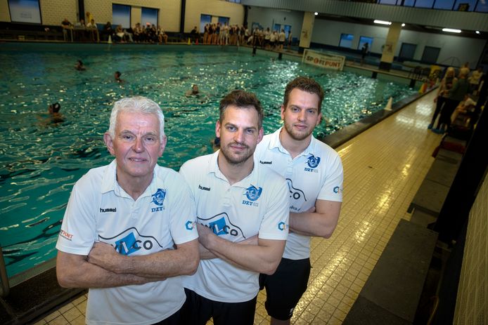 Waterpolofamilie Wisse van DZT'62 met van links naar rechts Ad, Bram en Joppe.