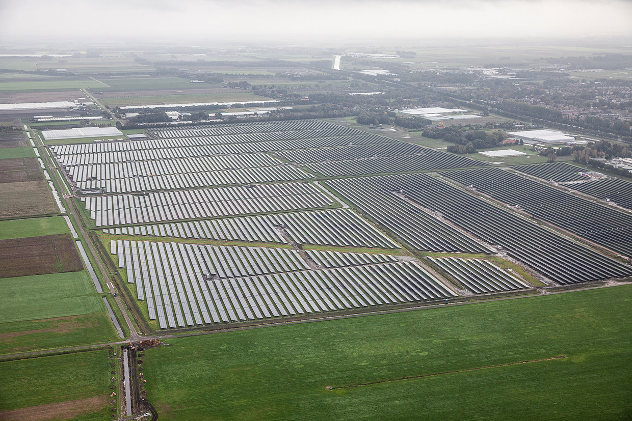 Zonnepark bij Hoogezand: 90 duizend zonnepanelen op 35 hectare. 	 Beeld Harry Cock / de Volkskrant
