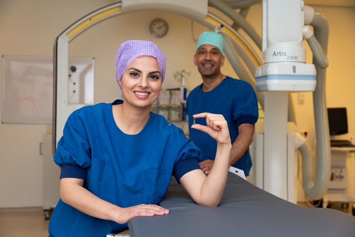 Cardiologen Shmaila Saleem-Talib en Hemanth Ramanna met de minuscule draadloze pacemaker, die zij via de hals in het hart van de patiënt zetten, een revolutionaire nieuwe techniek.