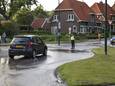 Verschillende straten in Rhenen stonden zaterdag weer blank, zodat autoverkeer niet over het Paardenveld kon rijden.