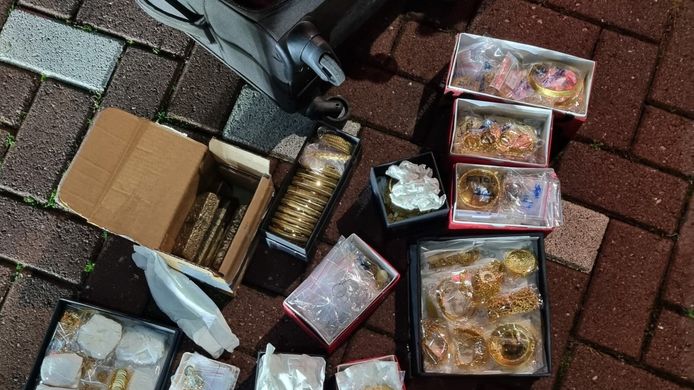 Na een controle van de politie op de A1 stuiten agenten op ruim 20 kilo aan goud. De rolkoffer met inhoud werd in beslag genomen, de man mocht zijn weg daarna vervolgen.