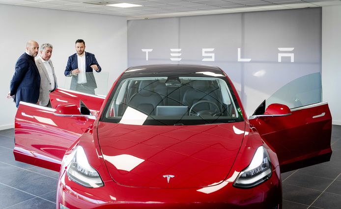 De Tesla Model 3 in een Nederlandse showroom