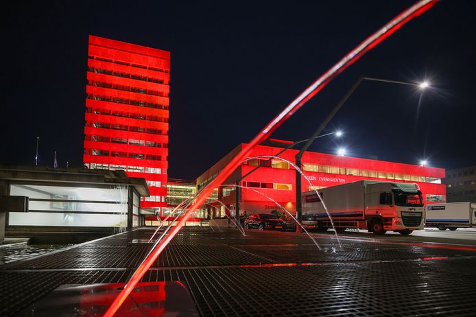 Stadhuis in Eindhoven is rood aangelicht vanwege de Red Alert-actie van de evenementenbranche.