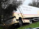 Vrachtwagen in greppel naast A58 bij Oirschot: cabine van chauffeur deukt volledig in door botsing met boom