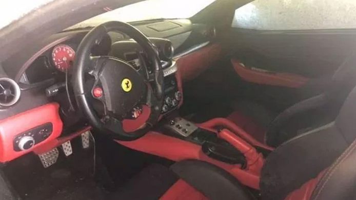 Het interieur van de stoffige Ferrari 599.