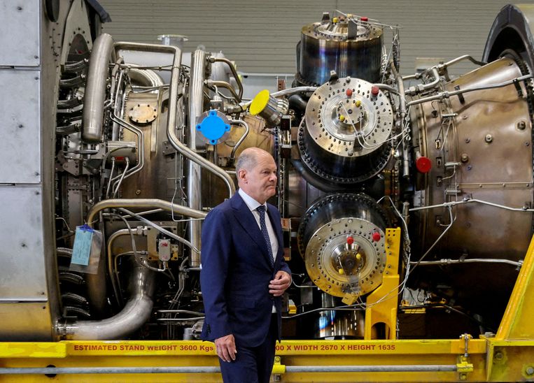 De Duitse bondskanselier OIaf Scholz staat bij een gasturbine voor de Nord Stream-gasbuis. Beeld REUTERS