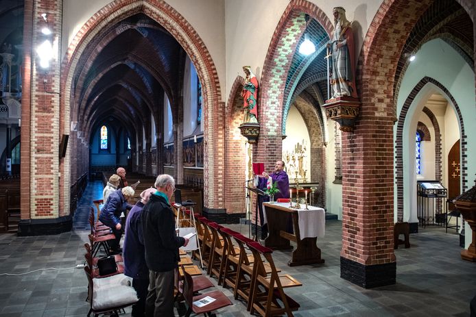 Pastoor Jos Hermans leidt een dienst tijdens de eerste golf van de coronacrisis.
