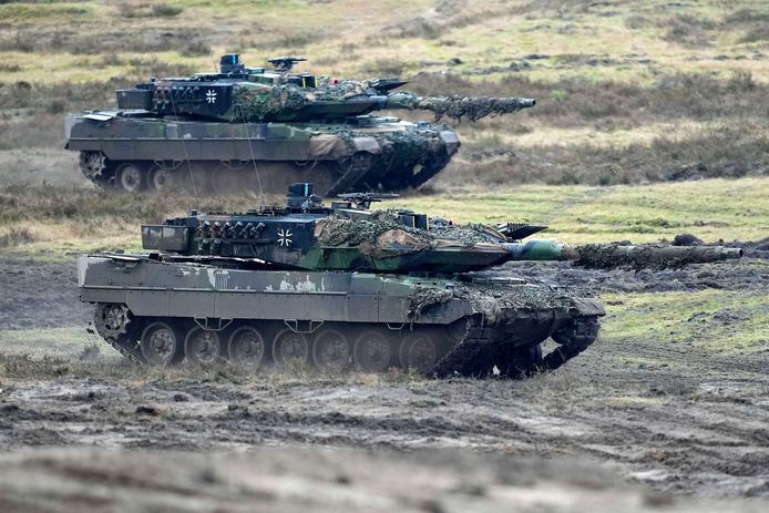 Illustratiebeeld: twee Leopard 2-tanks in Duitsland.