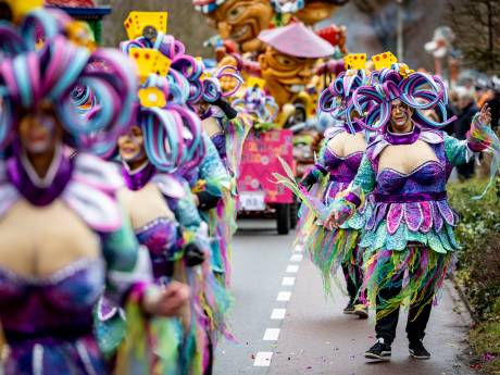 Meer dan 3.000 deelnemers bij eerste Twentse carnavalsoptocht: ‘Eerste wagen tikte achterste aan’