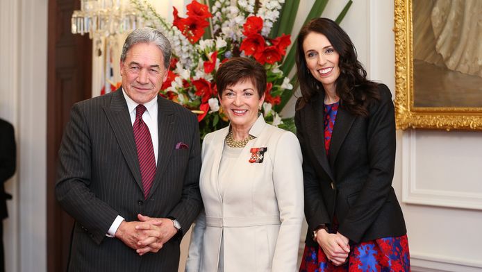 Premier Jacinda Ardern van Nieuw-Zeeland (rechts) samen met haar vicepremier Winston Peters (links) en Patsy Reddy, de vertegenwoordiger van koningin Elisabeth in Nieuw-Zeeland.
