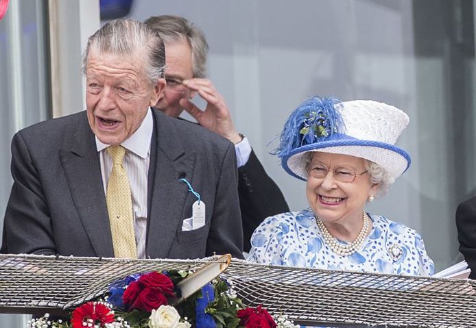 Queen Elizabeth en Sir Michael Oswald.