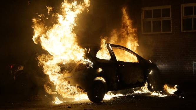 Auto brandt volledig uit in Boxmeer, politie zoekt getuigen