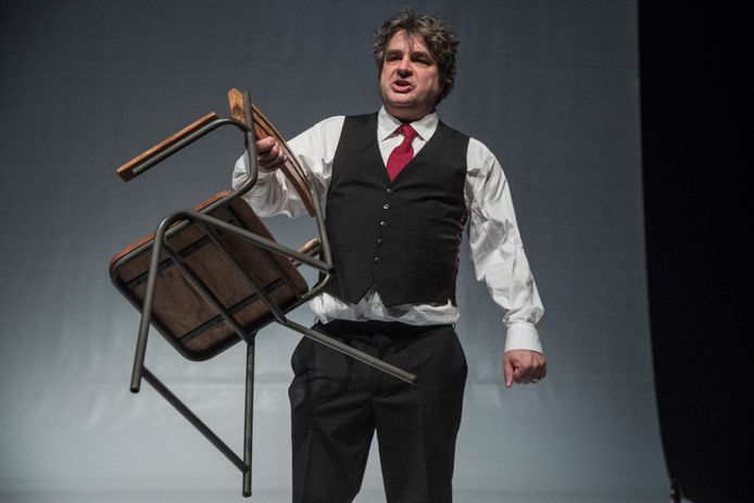 Frank Lammers in 'Marx' van Stefaan Van Brabandt bij Het Zuidelijk Toneel.