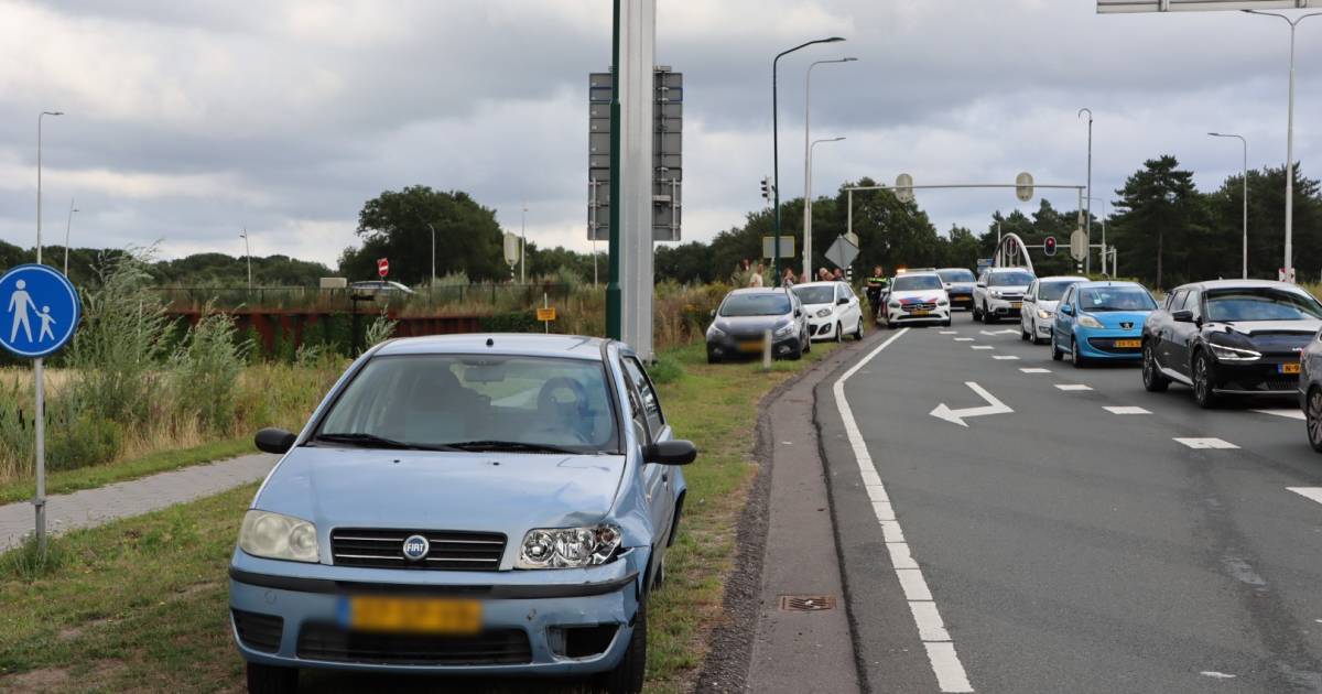 Botsing met drie autos voor Efteling Hotel: vrouw gewond, bestuurder aangehouden.