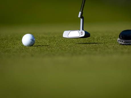 Nola (5) eert overleden topgolfer Jan Dorrestein bij opening KLM Open: ‘Ze had flink geoefend’