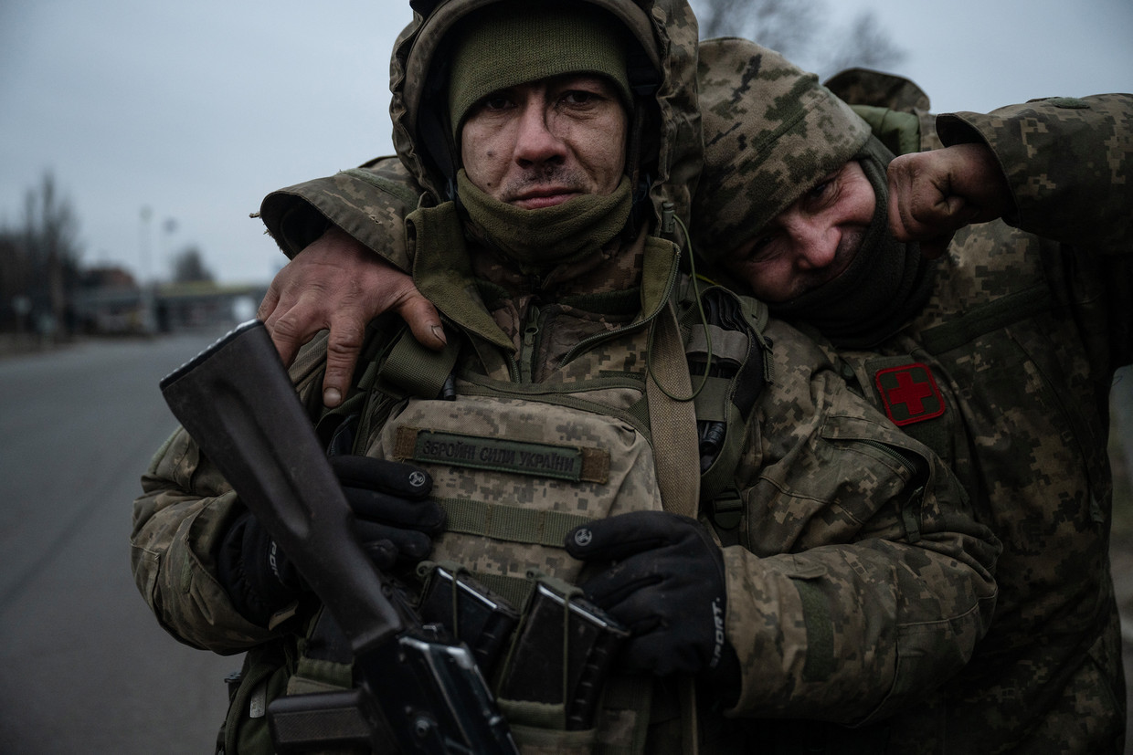 Oekraïense soldaten poseren voor een foto op weg naar de strijd in Oost-Oekraïne.  Beeld LYNSEY ADDARIO / NYT