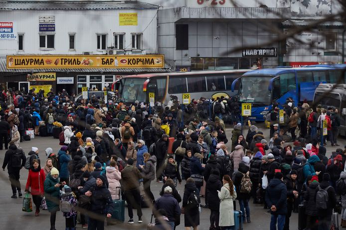 Inwoners van Kiev proberen hun stad te verlaten via speciale bussen.