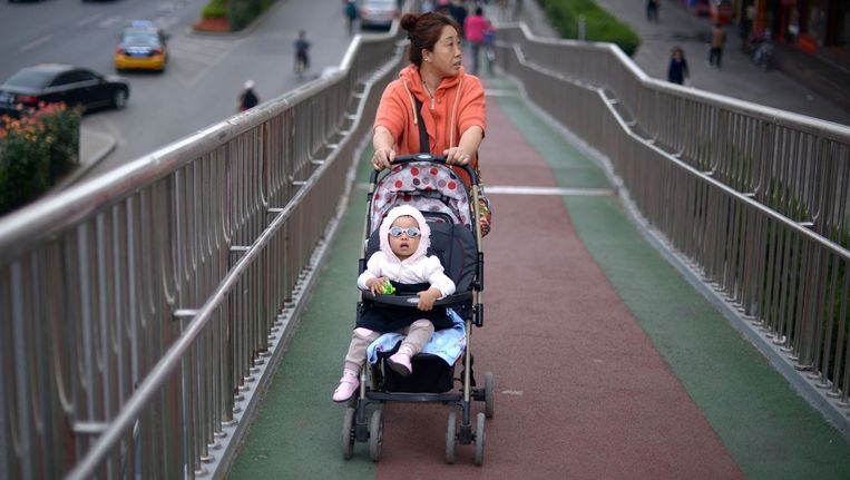 Een vrouw met een baby in Peking Beeld afp