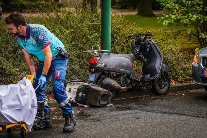 De voet van het slachtoffer kwam bij het ongeluk in Nuenen klem te zitten onder de scooter, waardoor hij zwaar letsel opviel aan zijn voet.