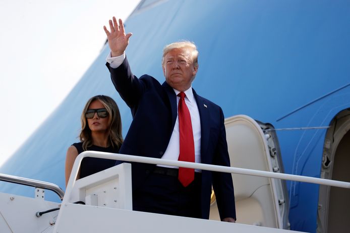 De Amerikaanse president Donald Trump en zijn vrouw Melania, kort voor vertrek, dinsdag, naar Dayton en El Paso, nadat in die steden afgelopen weekend twee schietpartijen met in totaal tientallen doden plaatsvonden.