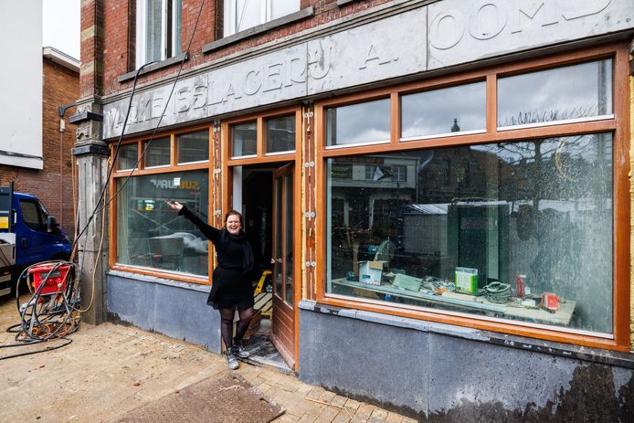 Het hoekpand wordt in ere hersteld, boven de deur de gevelreclame zonder barsten. Judith Kuijpers bij de horecazaak-in-wording Vine.