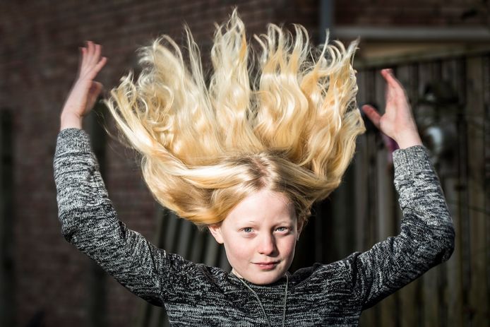 Sam de Jong is al 3 jaar niet meer naar de kapper geweest omdat hij zijn weelderige lokken wil doneren aan de Stichting Haarwensen.