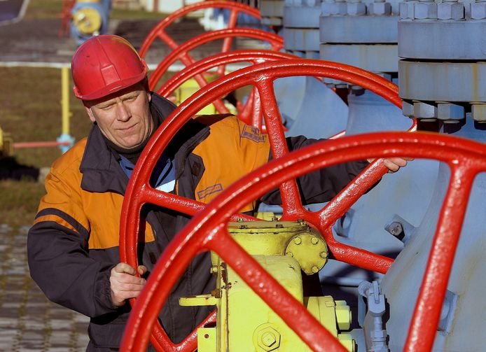 Archiefbeeld. Een arbeider aan het werk bij de Yamal-pijplijn nabij Nesvizh, zo'n 130 km ten zuidwesten van Minsk, Wit-Rusland.