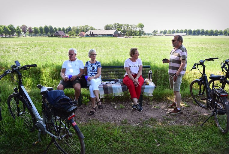Gepensioneerden pauzeren tijdens hun fietstocht in Winterswijk. Beeld Marcel van den Bergh / de Volkskrant