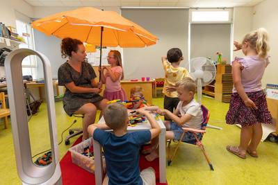 Bezorgde ouders in actie tegen snikhete lokalen van basisschool; ‘Kinderen hebben hoofdpijn en vuurr