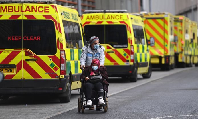 Geparkeerde ambulances bij een ziekenhuis in Londen, waar de omikron-variant nu al 40% van alle coronabesmettingen vertegenwoordigt