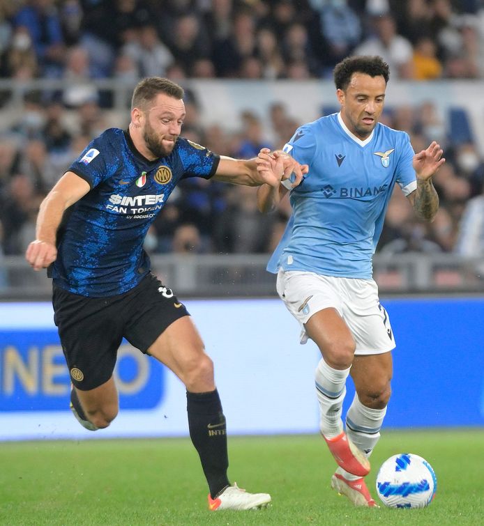 Stefan de Vrij in duel met Felipe Anderson.