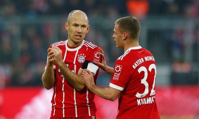 Arjen Robben in gesprek met teamgenoot Joshua Kimmich.