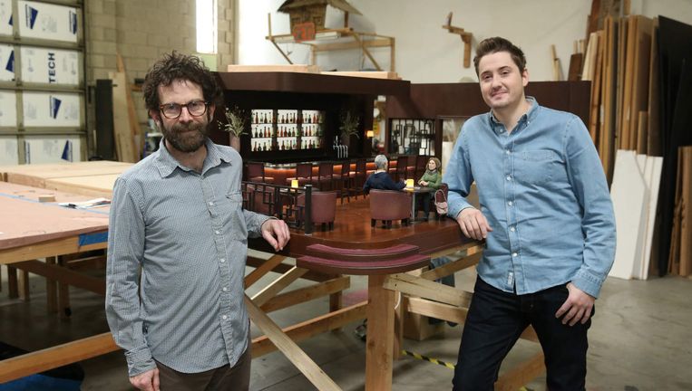 Kaufman (l.) op de set van stopmotionfilm 'Anomalisa'. 