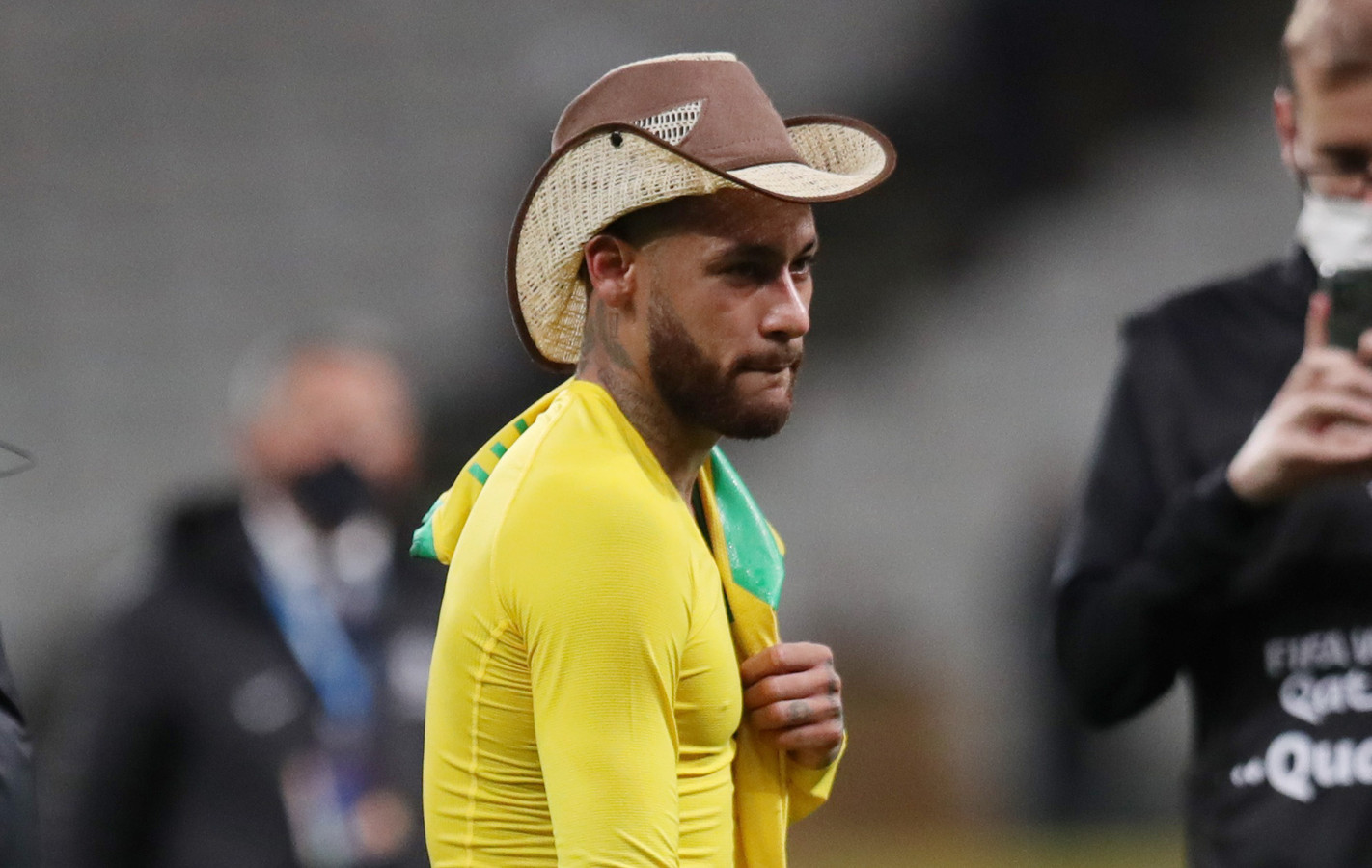 Neymar a fêté la qualification du Brésil avec un pas de danse et un chapeau de cowboy, avant de faire l’impasse sur le déplacement en Argentine. Difficile à comprendre pour certains observateurs de la Seleçao.
