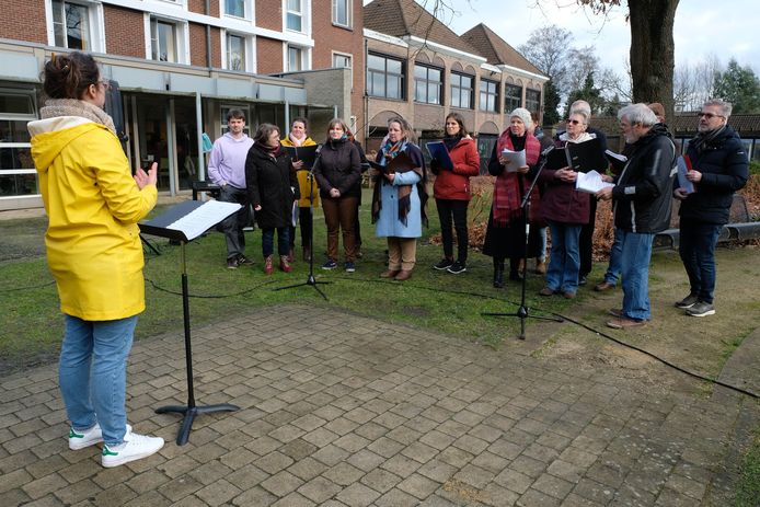 POPKoor verraste zaterdag de bewoners van het woonzorgcentrum Sint-Elisabeth